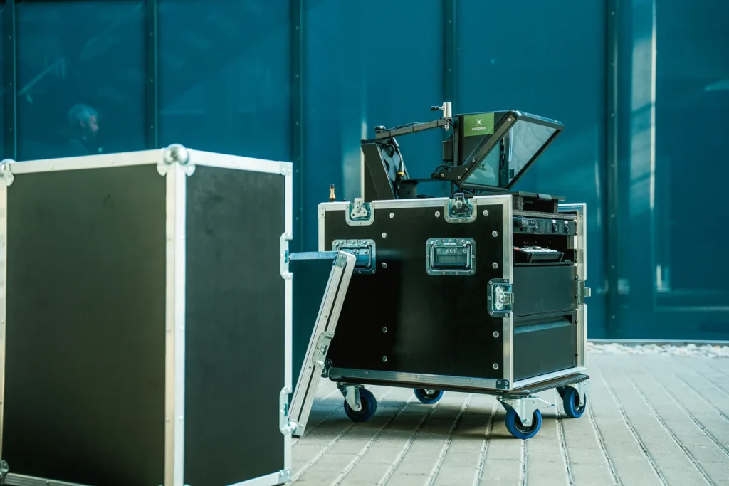 Flightcase der Videobox geöffnet, Teleprompter ausgeklappt