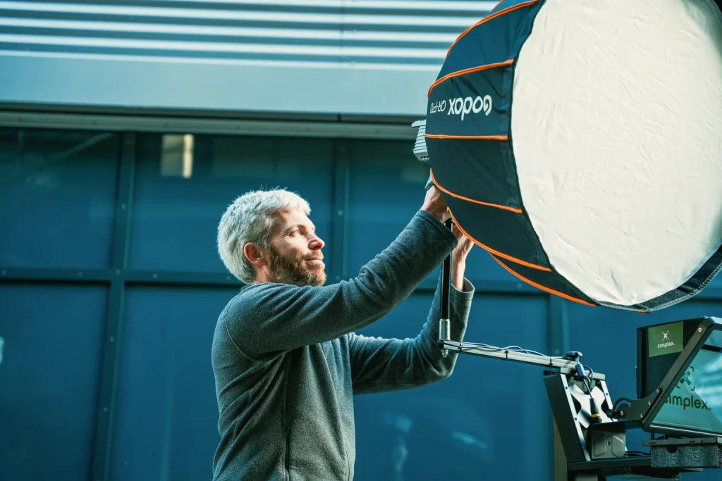 Softbox-Leuchte wird am Ausleger der Videobox ausgerichtet