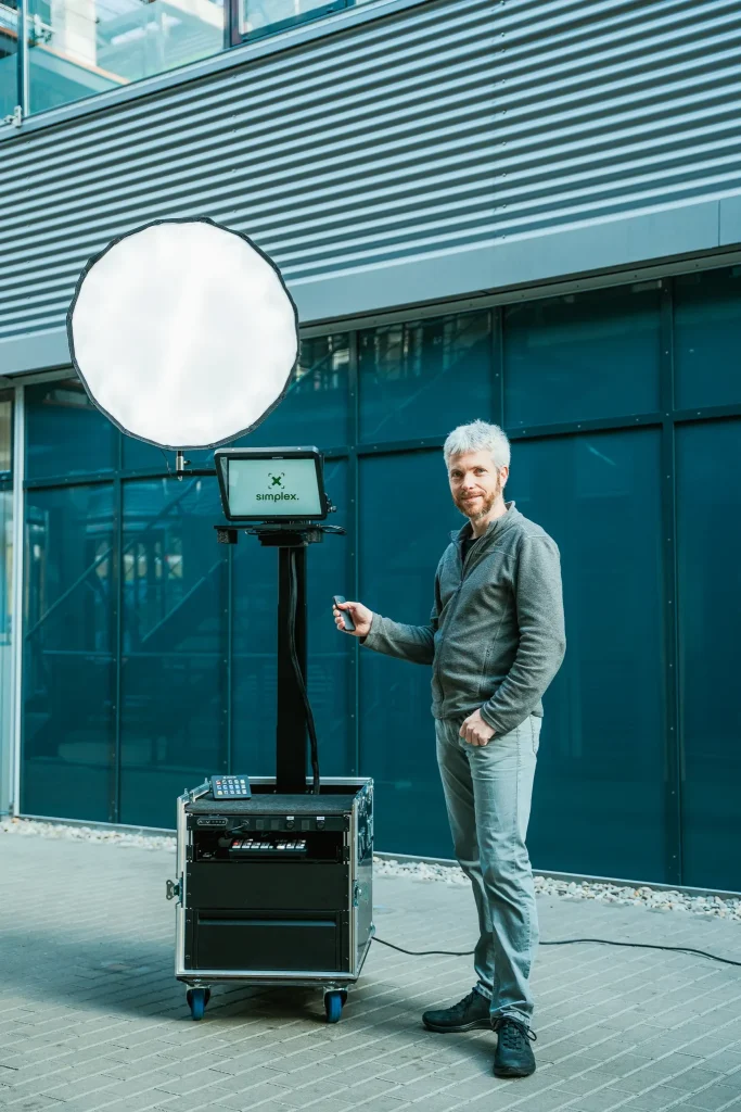 Aufgebaute Videobox mit Softbox, Teleprompter und Fernbedienung