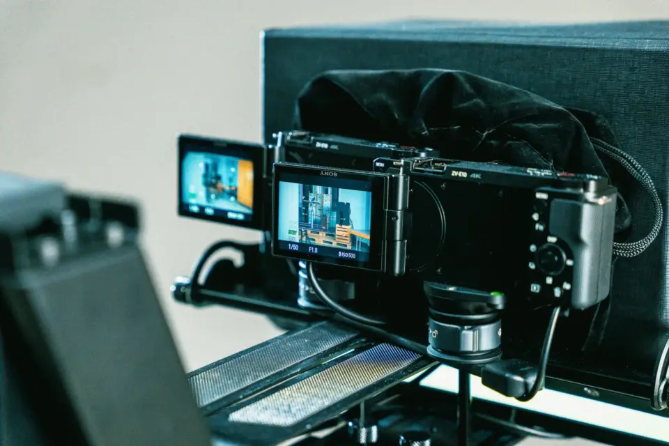 Kamera und Teleprompter-Monitor der Videobox