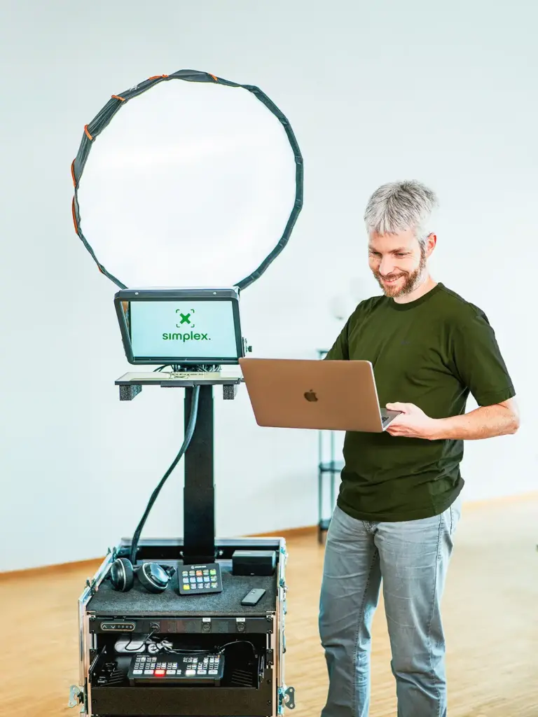 Simplex Videobox im Einsatz: Teleprompter, Licht und Technik in einer Box